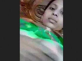 Dissatisfied Indian wife displays her self-pleasure techniques