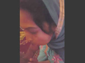 Cute Indian girl gives oral pleasure to her boyfriend