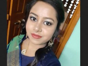 Indian beauty pleasuring herself