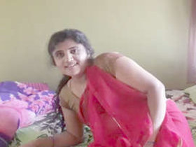 Desi wife records herself pleasuring her pussy for her husband