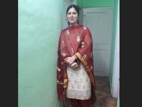 Hot Indian aunty's intimate cam session