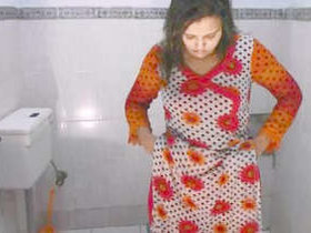 Indian couple takes a bath post-intercourse
