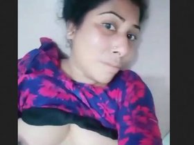 Sexy Desi bhabi stimulates herself