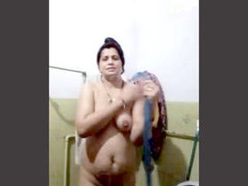 Indian village aunt's nude video in the bathtub