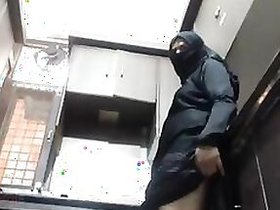 Haiderabadi bhabhi is fiddling with her in the kitchen