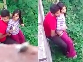 Two Indian lovers fuck in the garden outdoors in Desi mms video