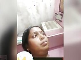 Desi shows her tits and fucks her pussy home video