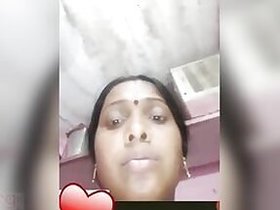 India's hottest XXX bitch plays with her pussy in the bathroom