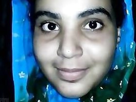 Slender Desi Indian shakes her big XXX tits and exposes her hairy bush