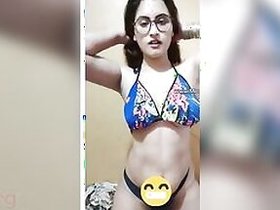Sexy girl Gannjan Aras removes her bra and gets completely naked