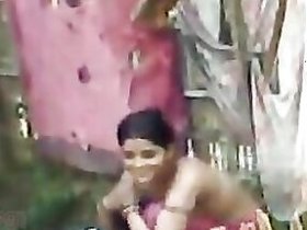 Desi sex movie South Indian bhabha with devar during bath time!