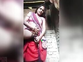 Desi porn Dehati Bhabhi having fun XXX with a rolling pin in her pussy