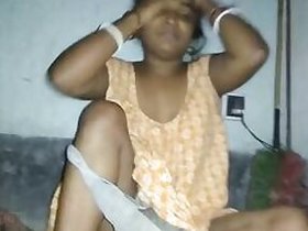 Indian beauty gives a good blowjob before she gets fucked in the pussy MMS