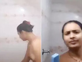 Pretty Bhabhi shows off her body while bathing