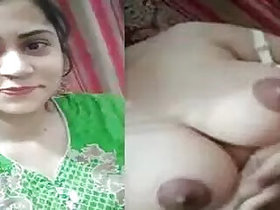Pakistani girl with milk boobs seduces nude selfies