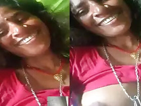 Rustic mature Bhabhi shows her boobs on a video call