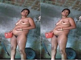 Desi Bhabhi Bathing