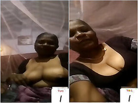 Desi Auntie Shows Tits to Lover on Video Call Part 2