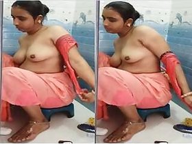 Bhabhi Ready to bathe