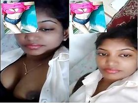 Desi Pretty Girl Shows Her Boobs