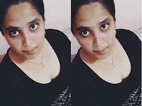 Sexy Bhabhi showing her tits